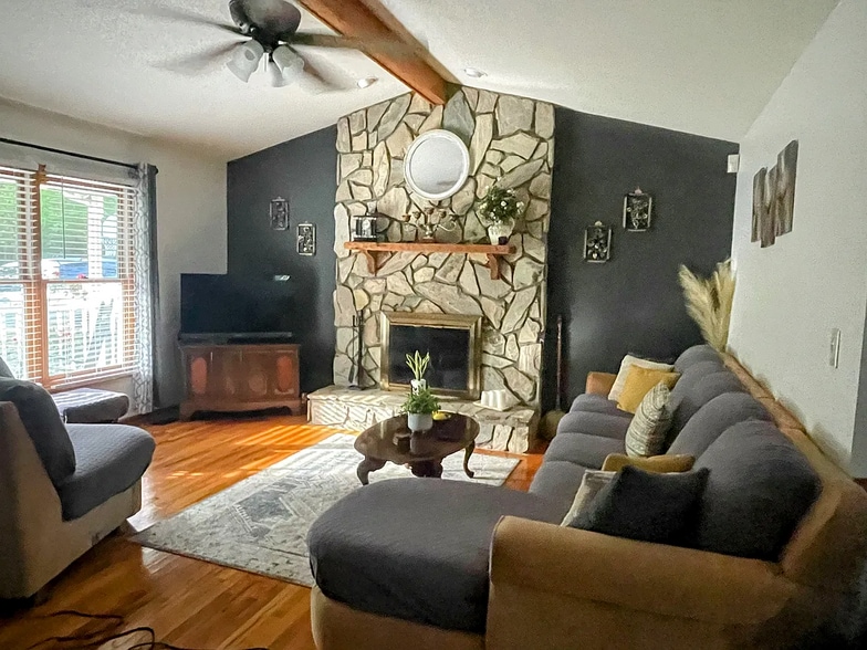 Building Photo - 1631 Warwick Ct