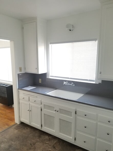 Building Photo - 572 W 1st St