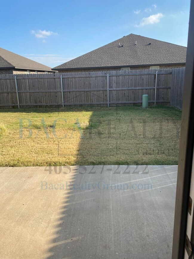 Building Photo - 3br 2ba duplex with 2 car garage!