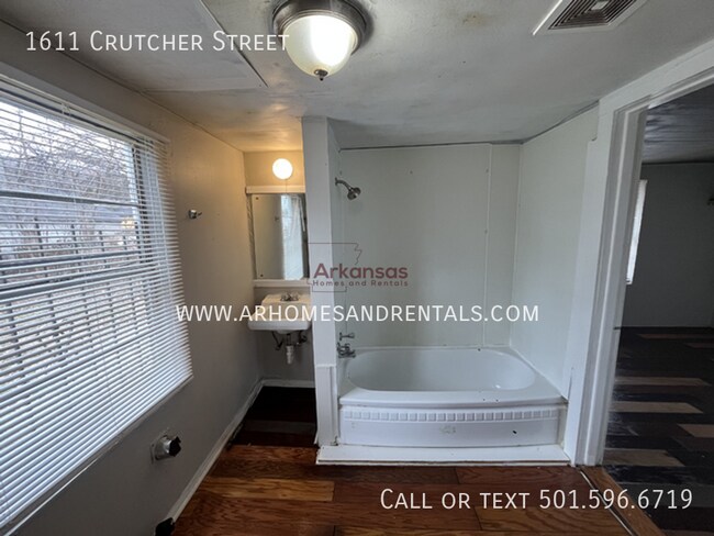 Building Photo - 1611 Crutcher St