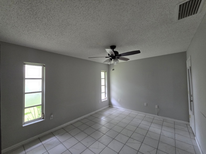 Building Photo - 843 Cambridge Ct