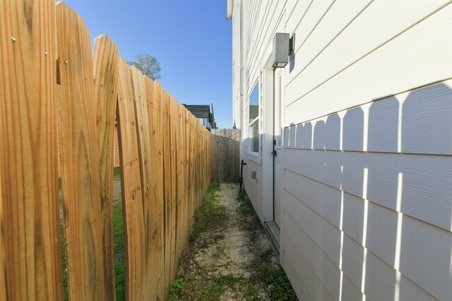 Building Photo - 316 Thornton Rd