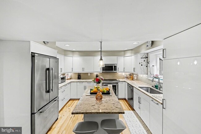 Building Photo - 6306 Beachway Dr