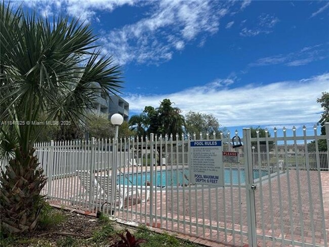 Building Photo - 9375 Fontainebleau Blvd