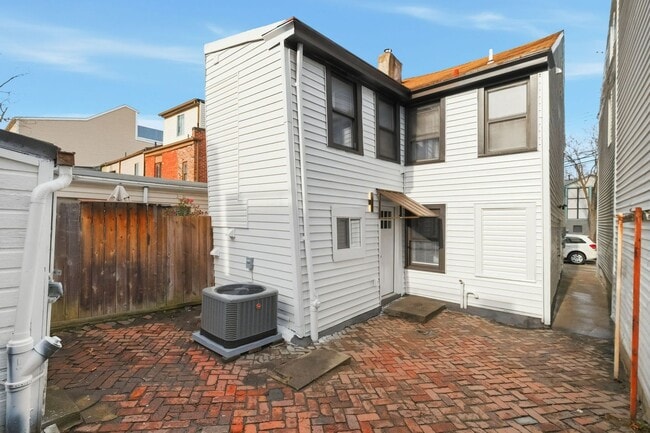 Building Photo - Luxury Rental - South Side Flats