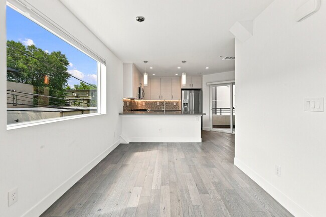 Building Photo - $3,640.95 with $300 Off the first month's rent, 2 Bed, 2.5 Bath Townhome in Denver with Rooftop P...