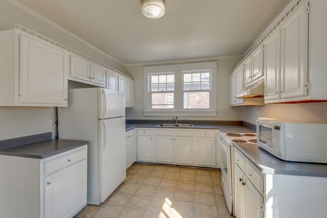 Building Photo - Charming 3-Bedroom Gem in the Heart of Syl...