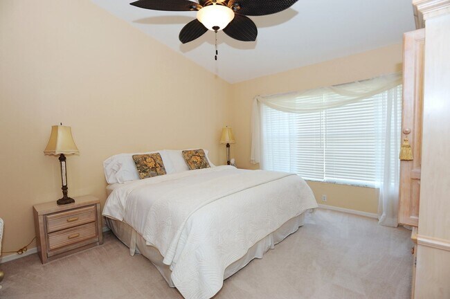 Building Photo - OFF-SEASON 2026 : 2 Bedroom 2 Bath Furnished Rental in Vanderbilt Lakes