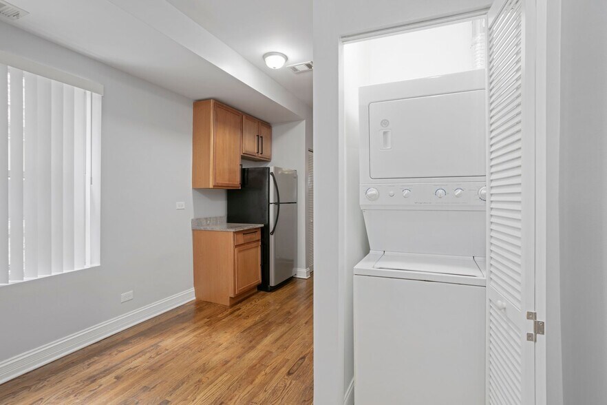 Building Photo - 2005 W Jarvis Ave