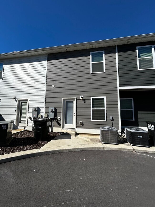 Building Photo - Welcome to Mill Town! 3 Beds, 2.5 Baths, w...