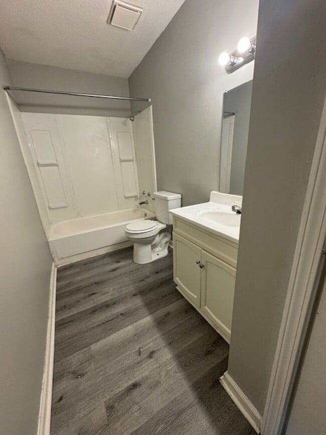 Building Photo - 6621 Fairfield Ave