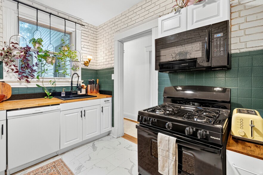 Building Photo - 1628 De Sales Ln