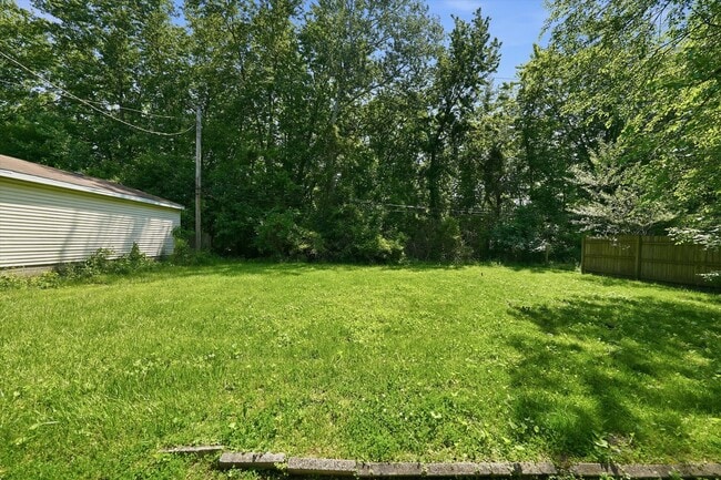 Building Photo - 1235 River Dr