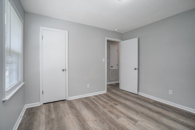 Building Photo - 580 Starling Way