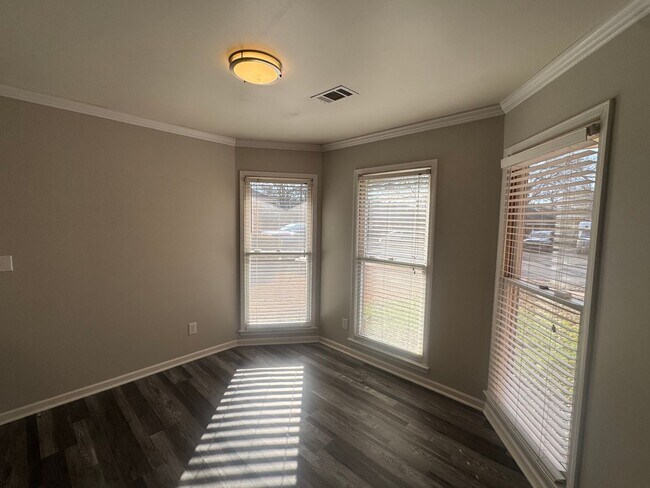 Building Photo - Arrowhead One Level