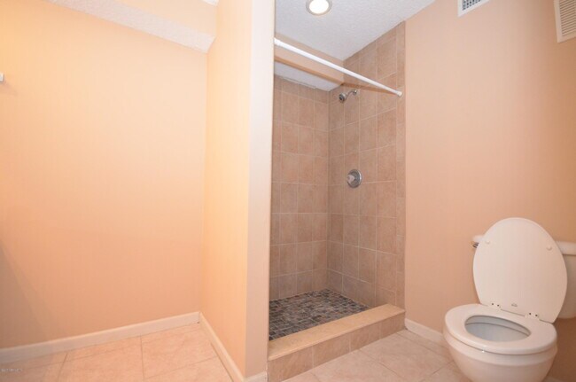 Building Photo - 13715 Richmond Park Dr N