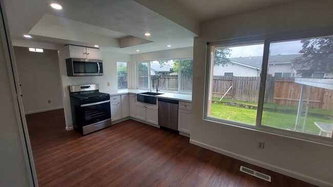 Building Photo - Spacious 4 bedroom, 3 bath home Tri-level in the Scottsdale East Area between Florin Rd and Gerbe...