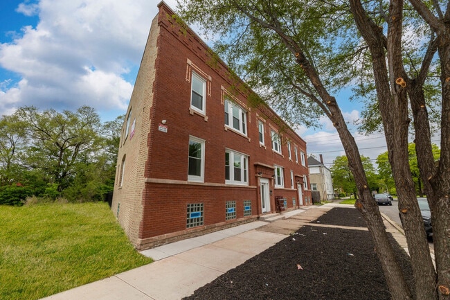 Building Photo - 243 W 74th St