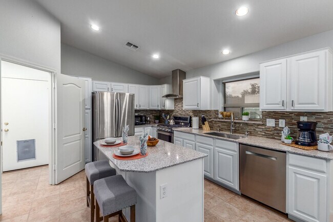 Building Photo - 214 N 165th Dr