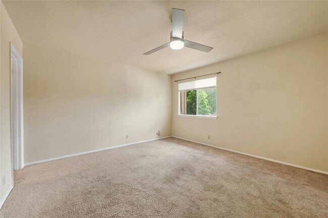 Building Photo - 2316 Montclaire St