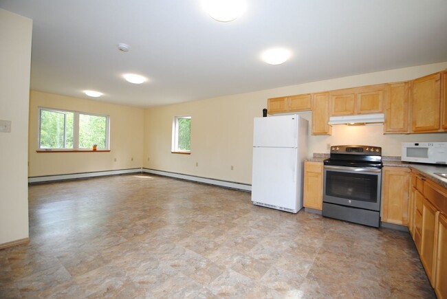 Building Photo - Remarkably Energy Efficient 3 Bed/1 Bath j...