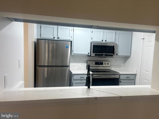 Building Photo - 5700 Shadwell Ct