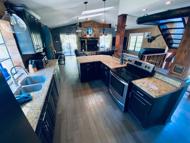 Building Photo - 3401 E Debazan Ave