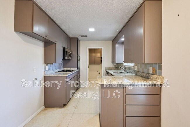 Building Photo - 4915 Westlake Dr