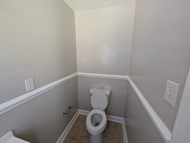 Building Photo - 3 Bedroom, 1.5 Bath Home with HVAC & Fence...