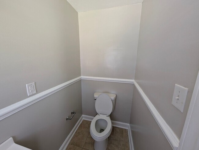 Building Photo - 3 Bedroom, 1.5 Bath Home with HVAC & Fenced Backyard