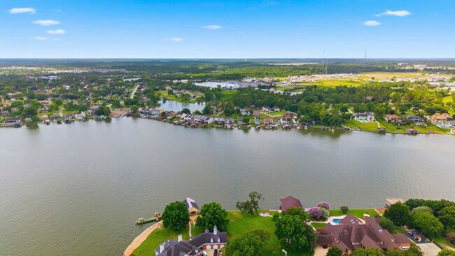 Building Photo - 1208 Lake View Dr