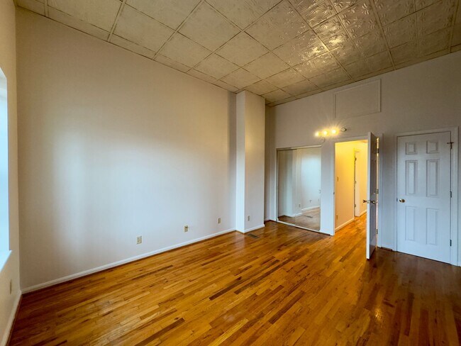 Building Photo - Charming 2-Bedroom Townhome with Modern Co...