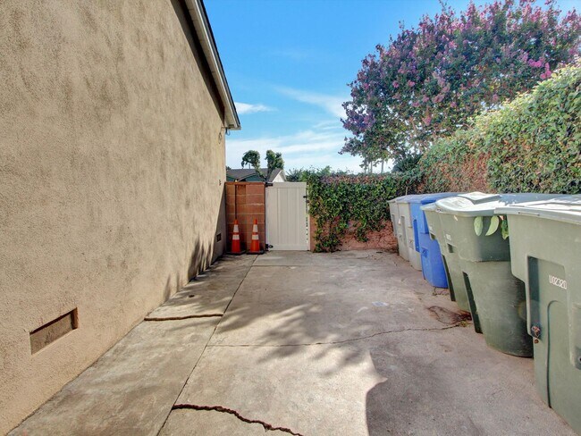 Building Photo - 3 bedrooms, 2 bathrooms house in La Habra