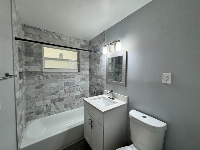 Building Photo - 919 Laurel Dr