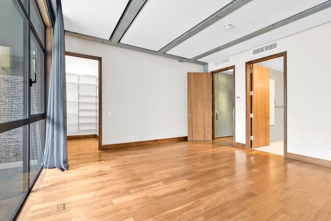 Building Photo - Impeccable Minimalist Design 4 bedroom 3 b...