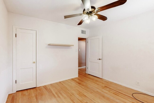 Building Photo - Charming 3 bedroom, 2 bath home in Central El Paso! Special No admin fee, $29 application fee!