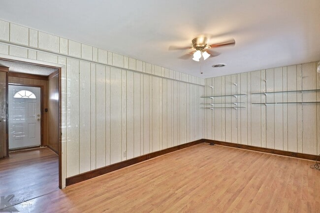 Building Photo - 3 bed/1.5 bath, 2 living home