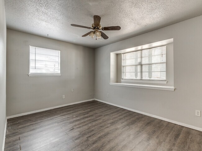 Building Photo - 604 Greenvale Rd