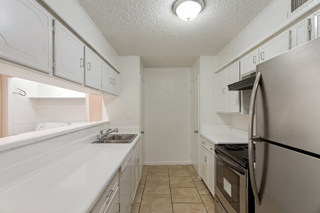 Building Photo - Spacious & Modernized Duplex Living in Southwest Fort Worth