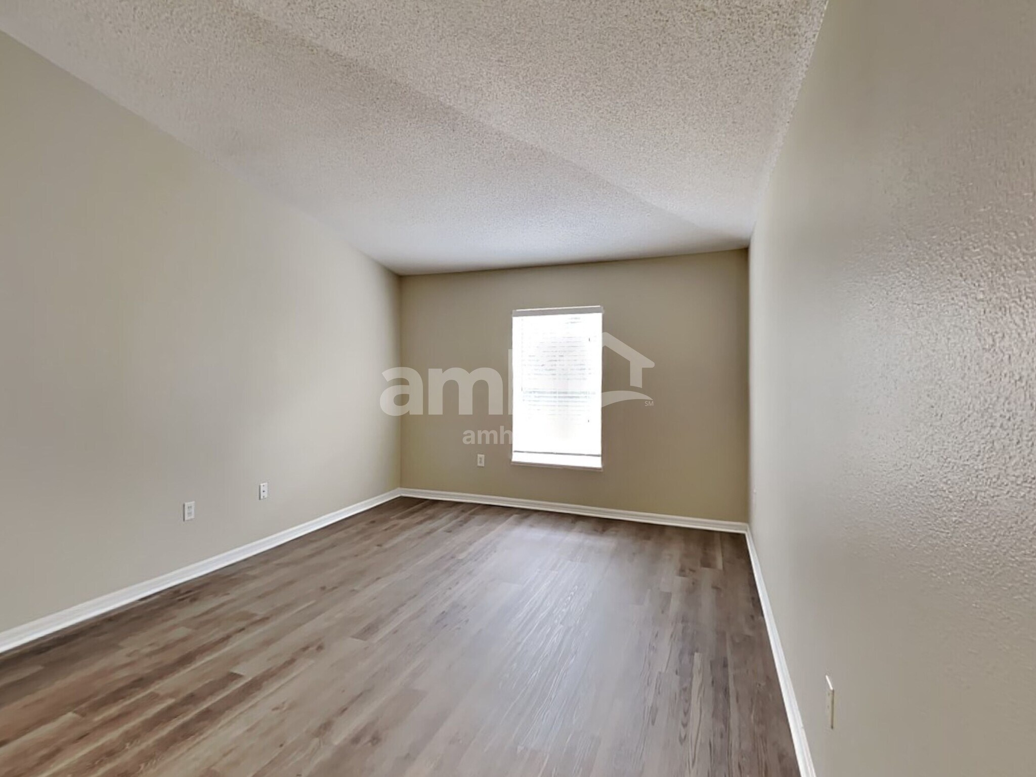 Building Photo - 25012 Hyde Park Blvd