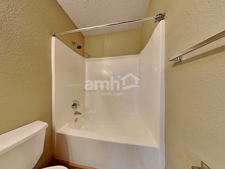 Building Photo - 6044 Draycott Dr