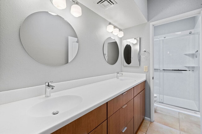 Building Photo - 1021 W Desert Canyon Pl