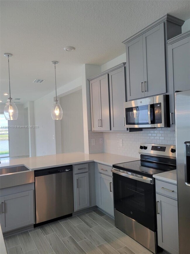 Building Photo - 5727 Gingham Dr