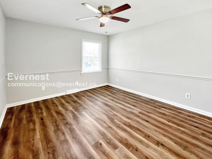 Building Photo - 425 Shallowood Ln