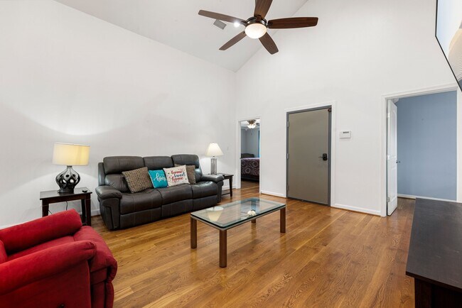 Building Photo - 2116 Live Oak St