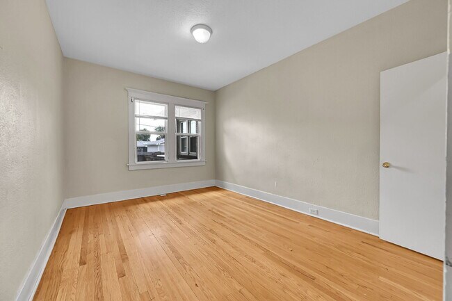 Building Photo - $3,400.00, 4 bed, 3 bed, located in Denver...