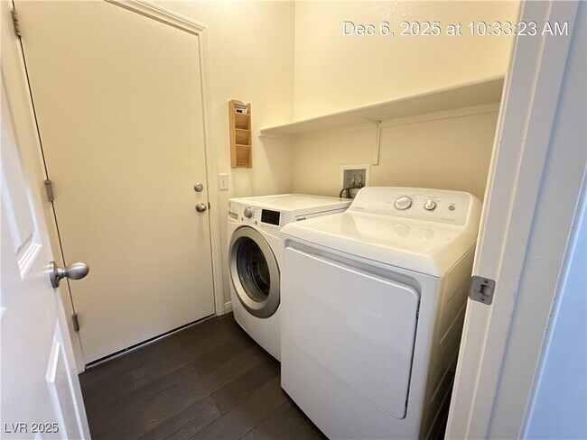 Building Photo - 1033 Fishing St