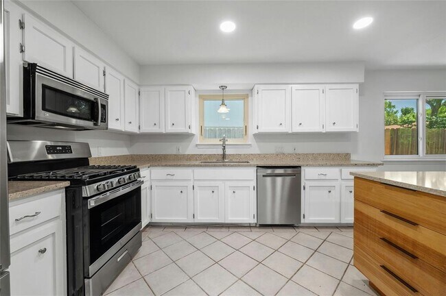 Building Photo - 10255 Missel Thrush Dr