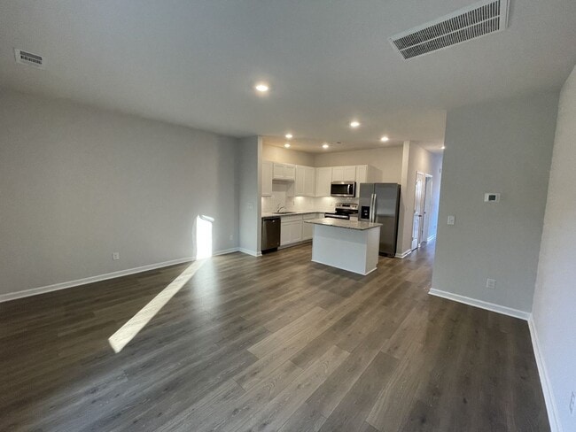 Building Photo - Townhome less than 2 miles from Downtown C...