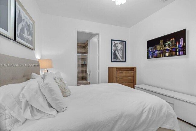 Building Photo - 15811 Collins Ave